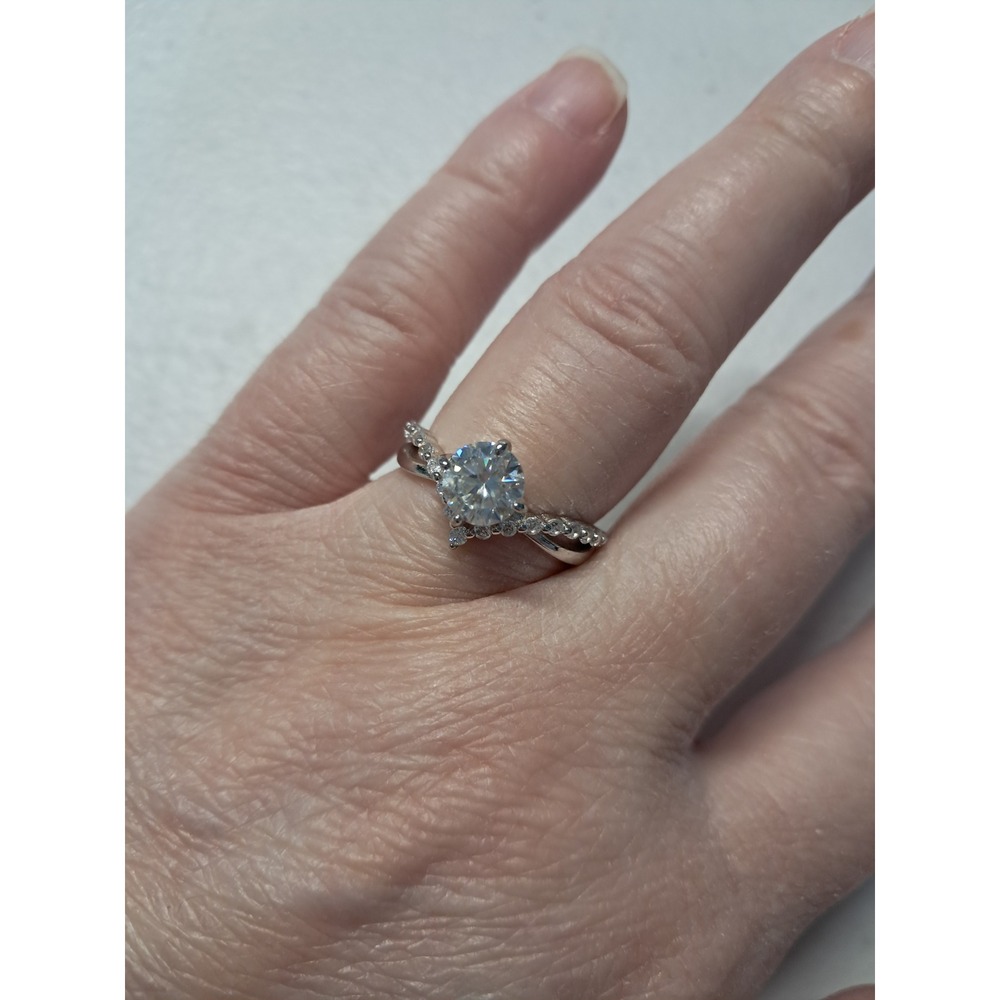 Moissanite 1.0 ct Round Brilliant Twisted Infinity Engagement Ring Silver Tone‎